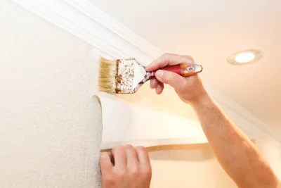 Pose de papier peint à Goudelin — revêtements muraux et toiles de verre